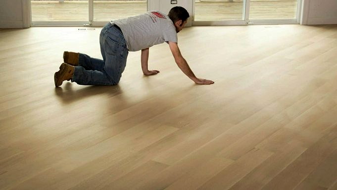 7 Eenvoudige Methoden Om Witte Vlekken Van Hardhouten Vloeren Te Verwijderen