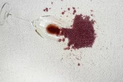 7 eenvoudige stappen om rode wijnvlekken uit tapijt te verwijderen